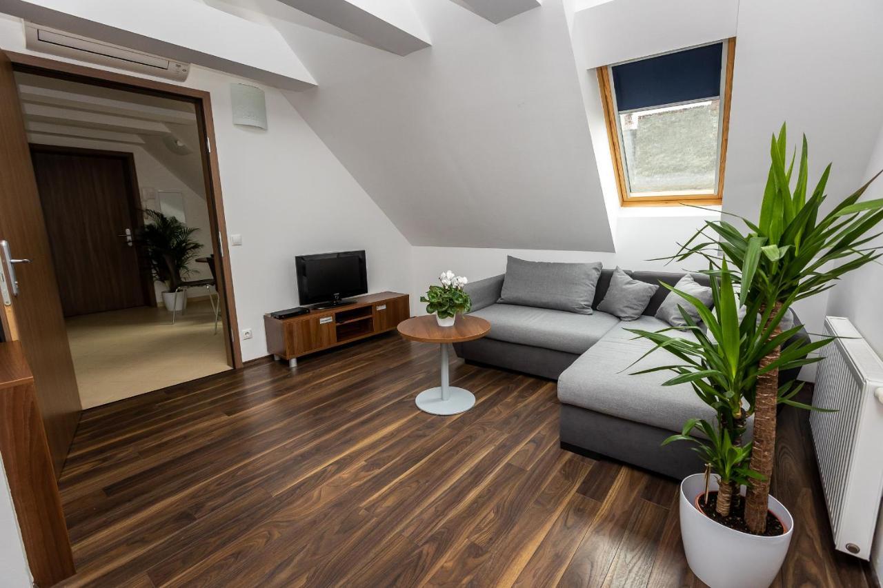 Vinosseum Bor- Es Apartmanhaz Sopron Dış mekan fotoğraf